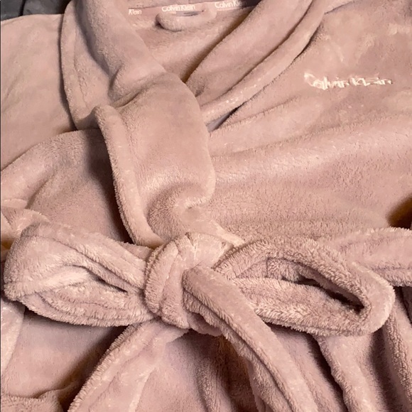 ❌SOLD❌ - Calvin Klein Long Sleeve Plush Robe - Picture 12 of 16